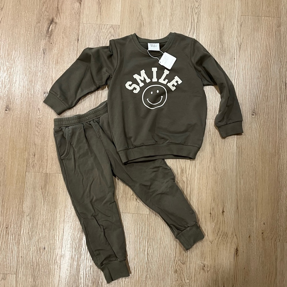 Mebie Baby Boys Size 6, Smile sweatshirt and sweatpants set olive green
